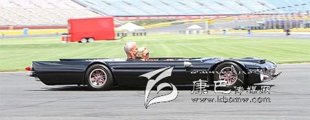 世界上最“扁”的汽車 躺著開！