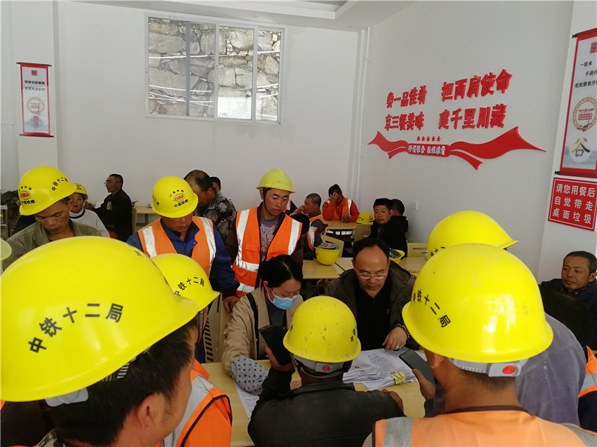 康定支行：在民工食堂被農民工兄弟簇擁辦卡現(xiàn)場.jpg