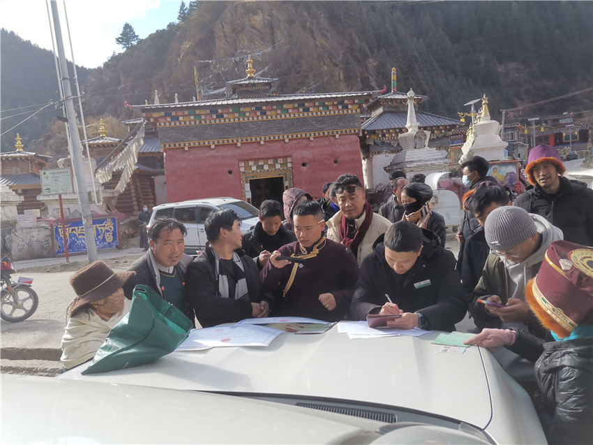 別樣的汽車銀行很接地氣，農行德格縣支行開展農戶信息建檔，現(xiàn)場為百姓開展金融服務。.jpg