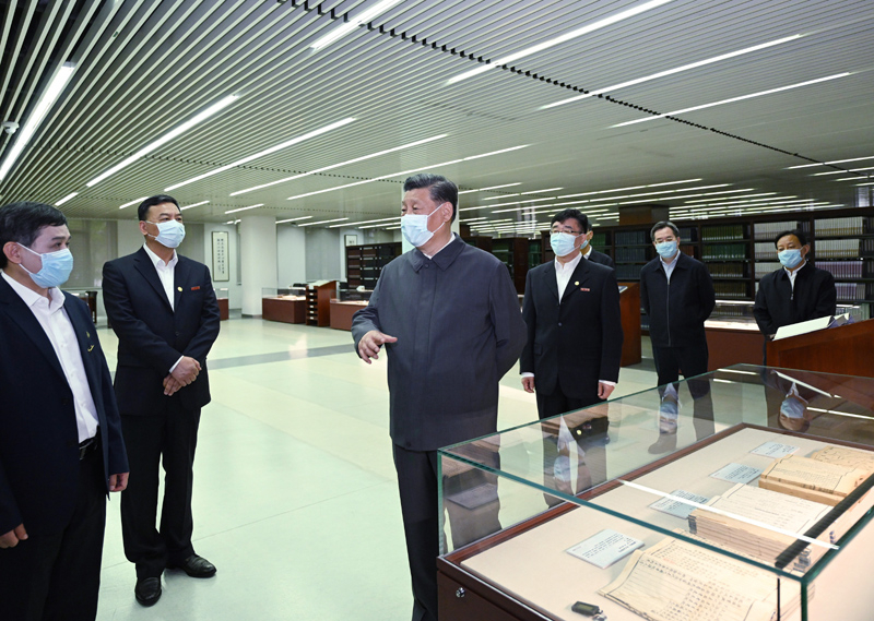 2022年4月25日，習(xí)近平來(lái)到中國(guó)人民大學(xué)考察調(diào)研。這是他在圖書館考察。