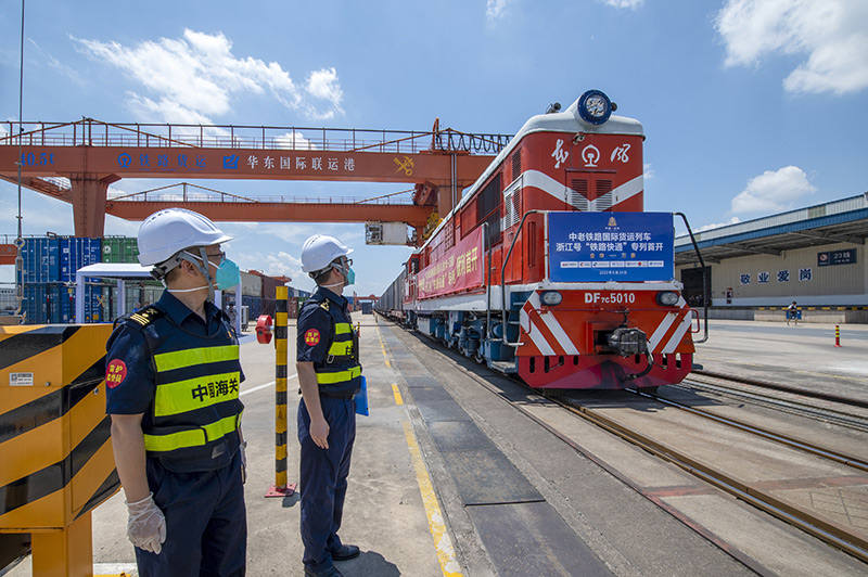 2022年6月29日，浙江金華，中老鐵路國際貨運列車浙江號“鐵路快通”首趟專列經海關監(jiān)管后，從浙江省鐵路金華南站鳴笛啟程，經磨憨口岸駛向老撾萬象。