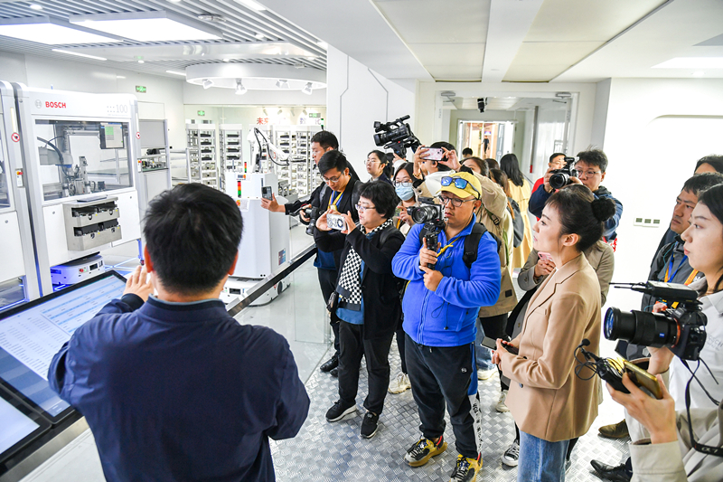 2023年10月16日，第三屆“一帶一路”國(guó)際合作高峰論壇新聞中心組織中外記者采訪。記者在中德大廈內(nèi)的博世未來(lái)工廠展區(qū)參觀，了解其高質(zhì)量創(chuàng)新發(fā)展成果。