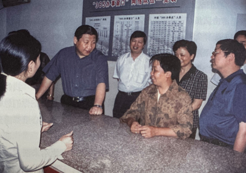 2003年6月，習(xí)近平在浙江金華市磐安縣新渥鎮(zhèn)“365辦事窗口”調(diào)研。