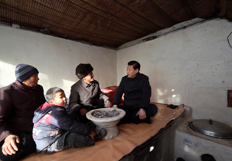 2012年12月30日，習(xí)近平在河北省阜平縣龍泉關(guān)鎮(zhèn)駱駝灣村看望唐榮斌老人一家。