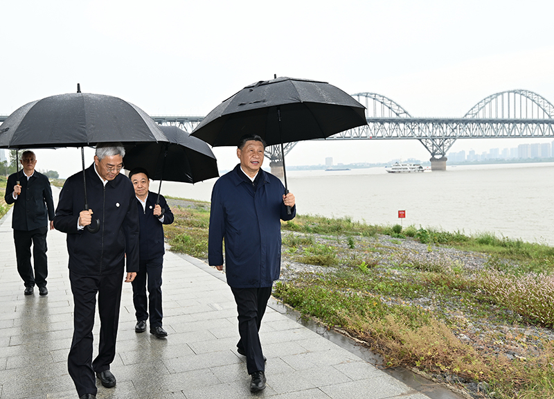 2023年10月10日，習(xí)近平總書(shū)記在江西長(zhǎng)江國(guó)家文化公園九江城區(qū)段冒雨考察。