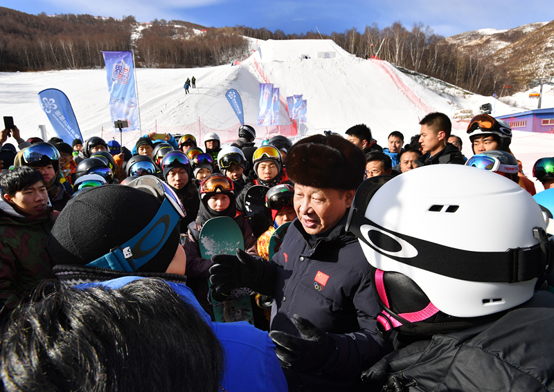 2017年1月23日，習近平總書記在云頂滑雪場同正在集訓的國家滑雪隊運動員及滑雪愛好者親切交談。