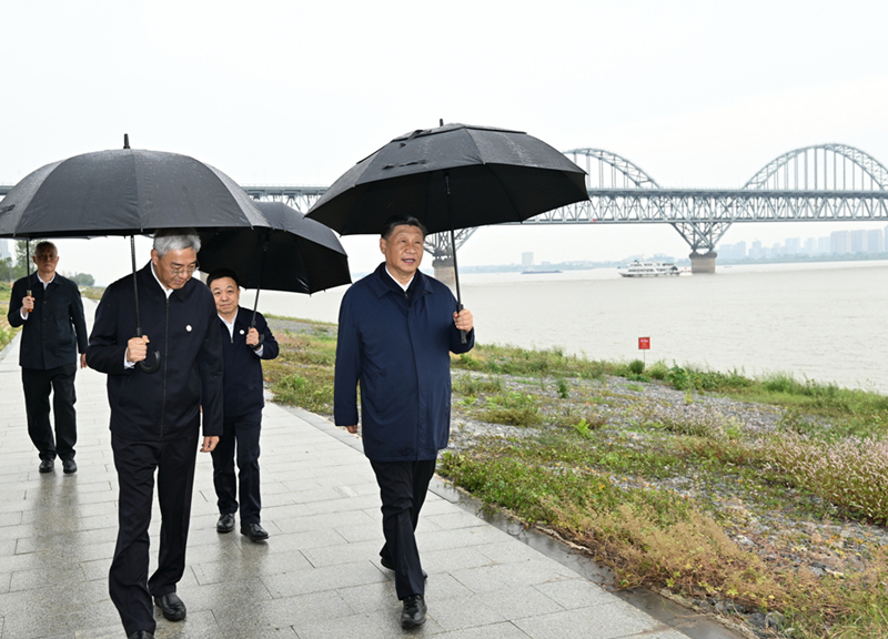 2023年10月10日，習(xí)近平在長江國家文化公園九江城區(qū)段考察時，冒雨沿江堤步行察看沿岸風(fēng)貌。