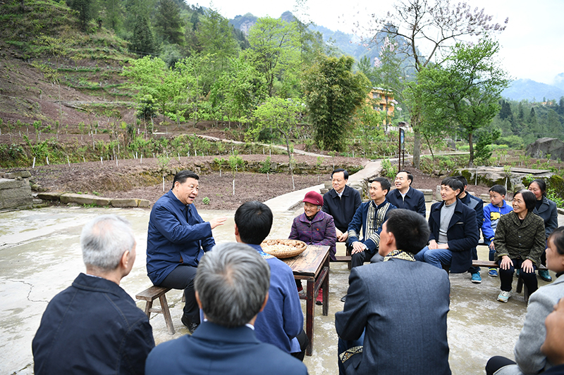 2019年4月15日，習(xí)近平總書記在重慶石柱土家族自治縣中益鄉(xiāng)華溪村同村民代表、基層干部、扶貧干部、鄉(xiāng)村醫(yī)生等圍坐在一起，共話脫貧攻堅(jiān)。