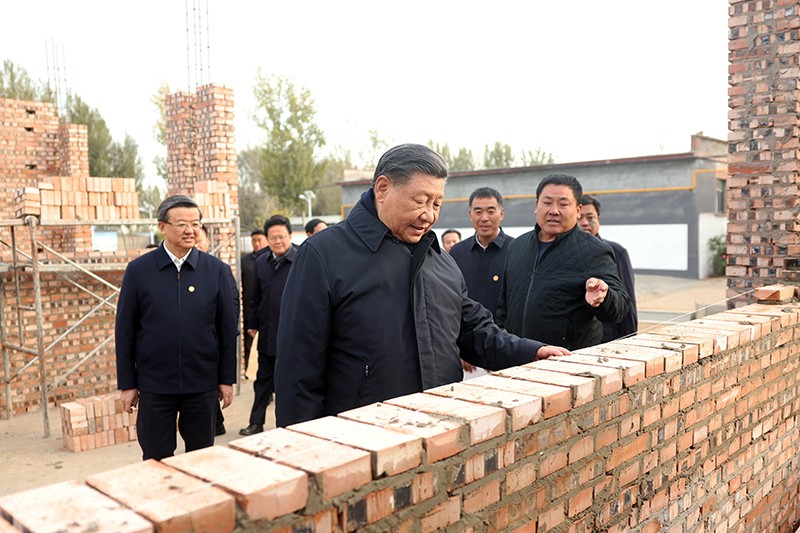 2023年11月10日，習(xí)近平總書記在河北保定涿州市刁窩鎮(zhèn)萬全莊村房屋重建施工現(xiàn)場(chǎng)考察。
