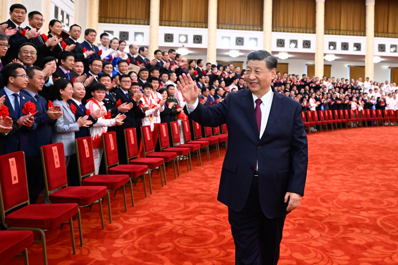2022年4月8日，北京冬奧會(huì)、冬殘奧會(huì)總結(jié)表彰大會(huì)在北京人民大會(huì)堂隆重舉行。會(huì)前，習(xí)近平等會(huì)見北京冬奧會(huì)、冬殘奧會(huì)突出貢獻(xiàn)集體代表、突出貢獻(xiàn)個(gè)人和中國體育代表團(tuán)成員。