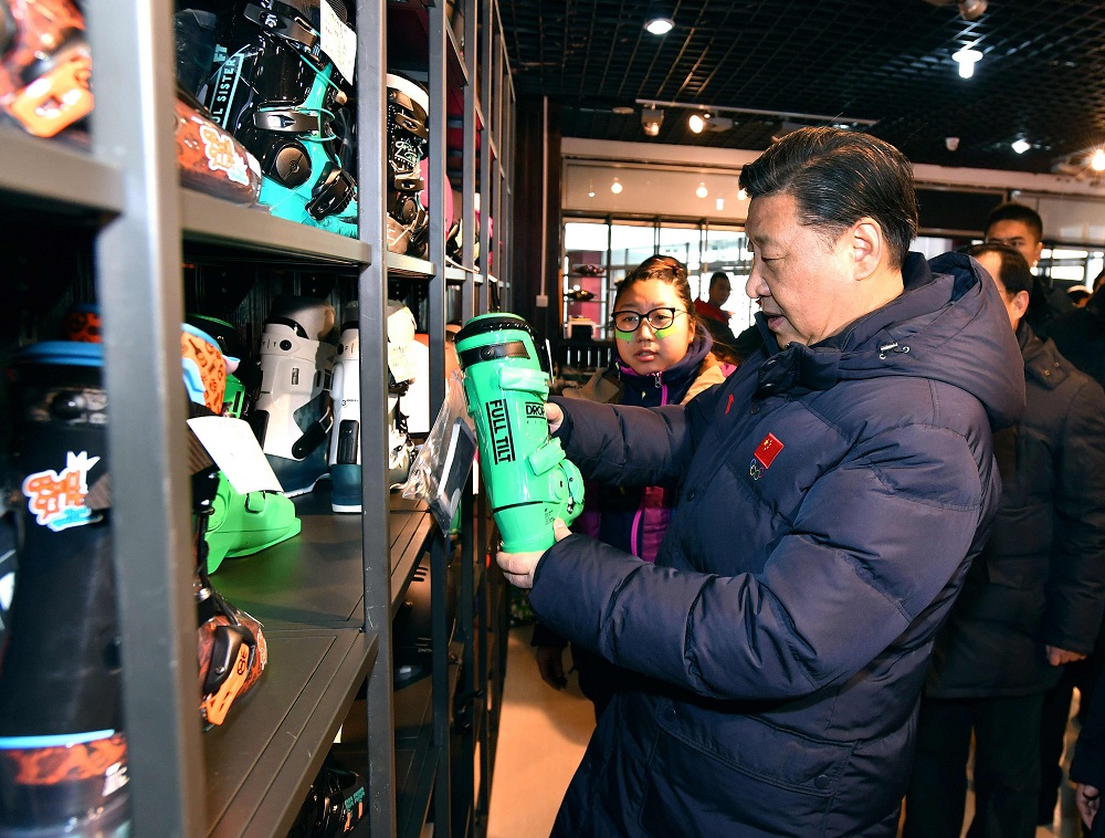 2017年1月23日，習(xí)近平總書記在河北省張家口市云頂滑雪場雪具大廳了解各式雪具的不同功用。
