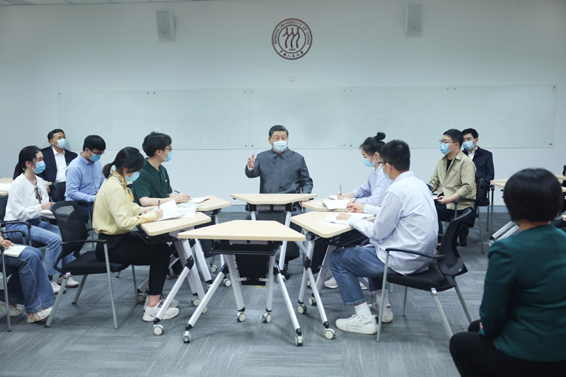 2022年4月25日，習(xí)近平總書記來到中國人民大學(xué)考察調(diào)研。這是總書記在立德樓觀摩思政課智慧教室現(xiàn)場教學(xué)并參與討論。