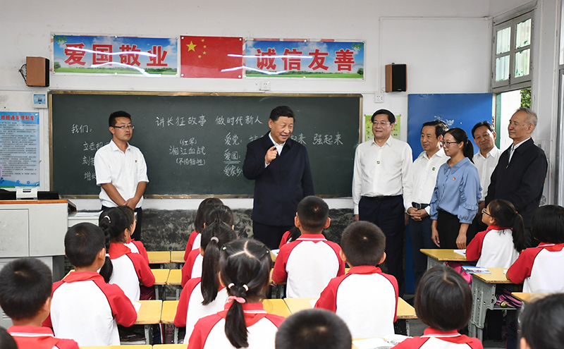 2020年9月16日，習(xí)近平總書記在湖南省郴州市汝城縣文明瑤族鄉(xiāng)第一片小學(xué)，同正在上思政課的同學(xué)們親切交流。