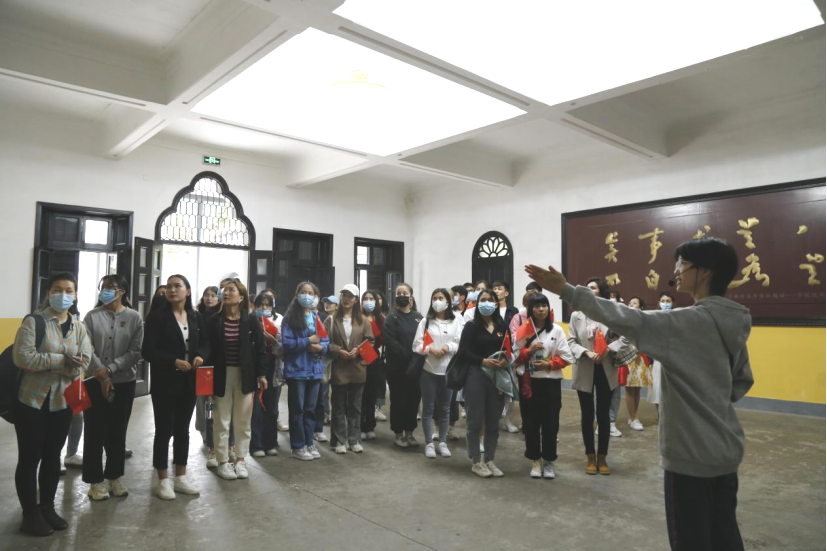 2021年5月20日，在喜迎中國共產黨建黨100周年之際，我校開展了少數民族學生“學黨史、感恩黨、跟黨走”紅色研學活動。