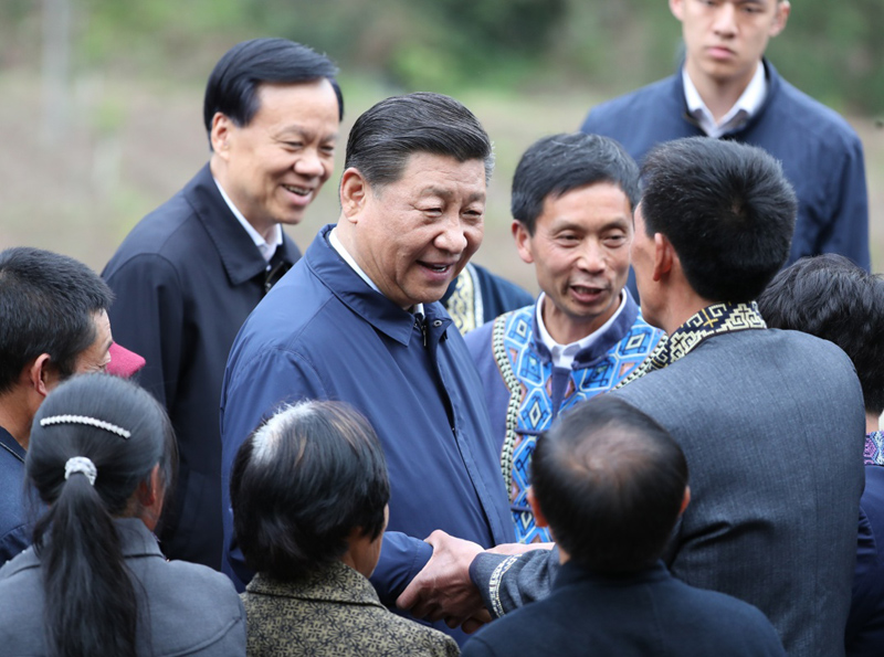 2019年4月15日至17日，中共中央總書記、國(guó)家主席、中央軍委主席習(xí)近平在重慶考察，并主持召開解決“兩不愁三保障”突出問(wèn)題座談會(huì)。這是4月15日下午，習(xí)近平在石柱土家族自治縣中益鄉(xiāng)華溪村同村民親切交流。新華社記者 丁海濤 攝