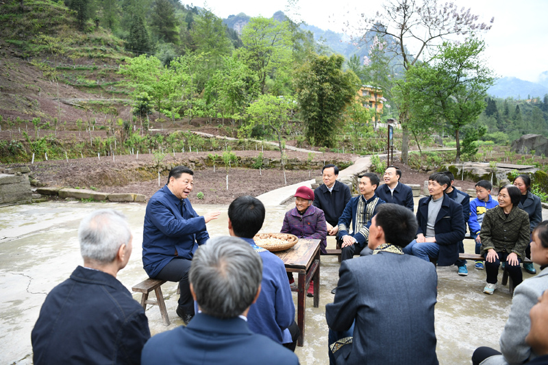 2019年4月15日至17日，中共中央總書記、國(guó)家主席、中央軍委主席習(xí)近平在重慶考察，并主持召開解決“兩不愁三保障”突出問(wèn)題座談會(huì)。這是4月15日下午，習(xí)近平在石柱土家族自治縣中益鄉(xiāng)華溪村同村民代表、基層干部、扶貧干部、鄉(xiāng)村醫(yī)生等圍坐在一起，共話脫貧攻堅(jiān)。新華社記者 謝環(huán)馳 攝