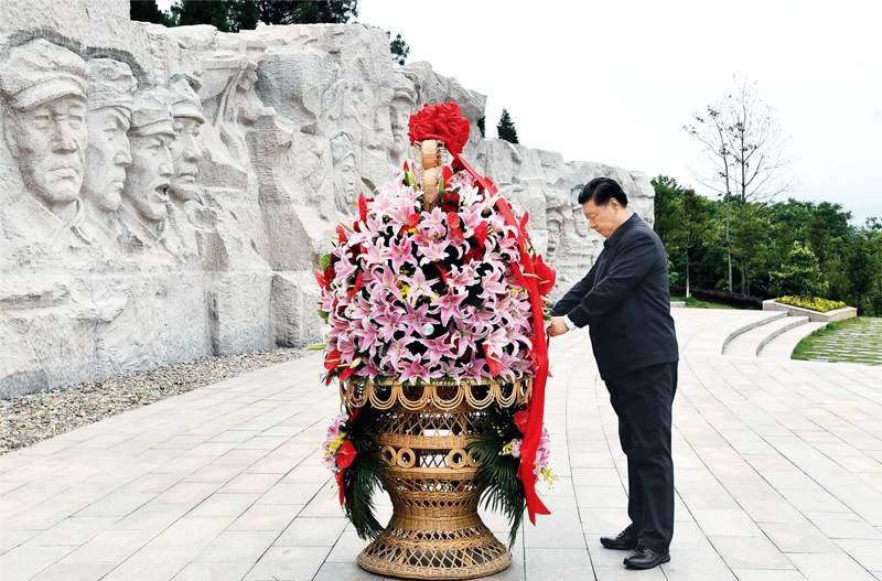 2021年4月25日至27日，中共中央總書記、國家主席、中央軍委主席習(xí)近平在廣西考察。這是25日上午，習(xí)近平在位于桂林市全州縣的紅軍長征湘江戰(zhàn)役紀念園，向湘江戰(zhàn)役紅軍烈士敬獻花籃。 新華社記者 謝環(huán)馳/攝