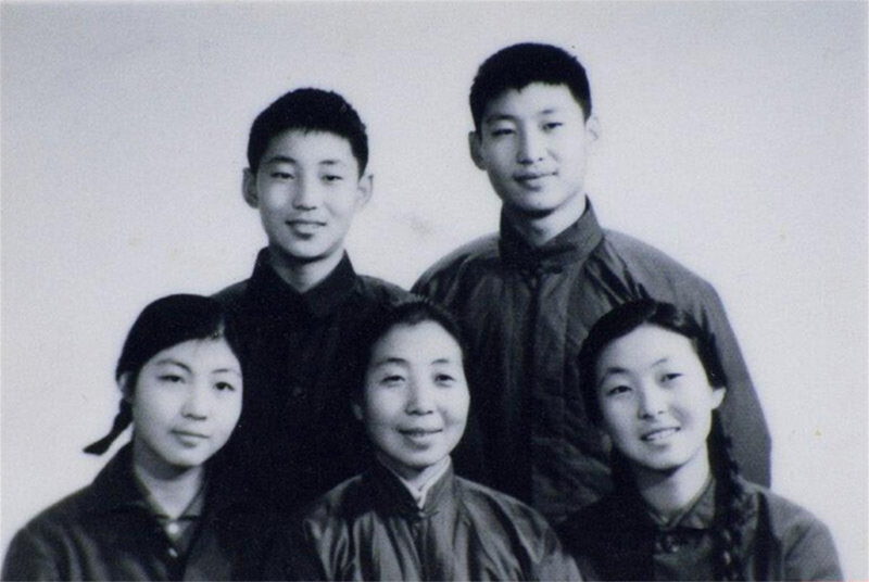 1972年冬，齊心和子女們。前排右起:齊橋橋、齊心、習(xí)安安。后排右起:習(xí)近平、習(xí)遠(yuǎn)平。
