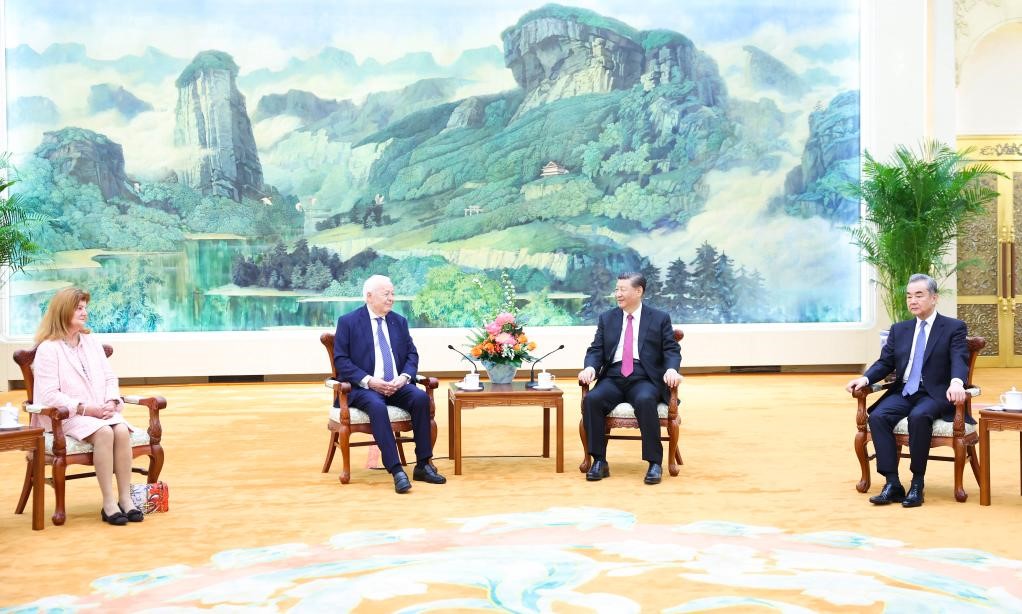 2024年4月8日，國(guó)家主席習(xí)近平在北京人民大會(huì)堂會(huì)見(jiàn)法國(guó)梅里?；饡?huì)主席梅里埃夫婦。新華社記者 黃敬文 攝