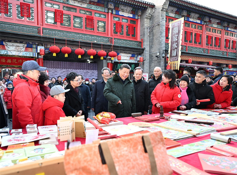 2024年2月1日下午，習(xí)近平在天津古文化街考察時(shí)，同店鋪員工和現(xiàn)場(chǎng)群眾互動(dòng)交流。新華社記者 謝環(huán)馳 攝