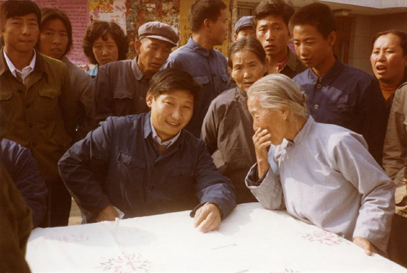 1983年，時任河北正定縣委書記的習近平（前排居中），臨時在大街上擺桌子聽取老百姓意見。