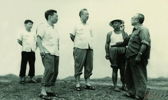 1978年8月，習仲勛（左三）在廣東惠陽農(nóng)村調(diào)研。在清華大學(xué)讀書的習近平（左一）利用暑假時間參加社會實踐，隨同父親一起下鄉(xiāng)。