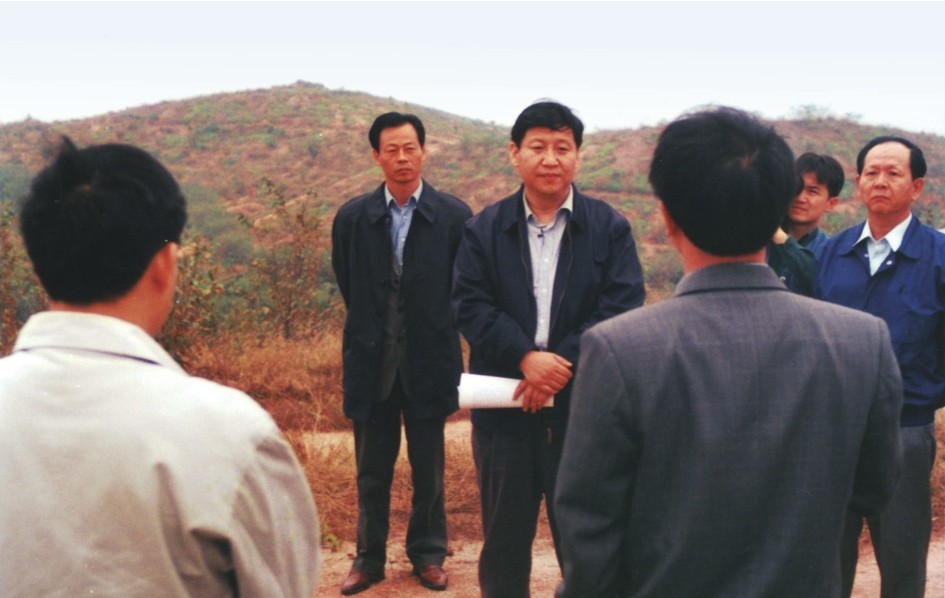1999年11月，習近平在龍巖市長汀縣河田水土流失治理區(qū)調(diào)研。圖源：《習近平在福建（下）》