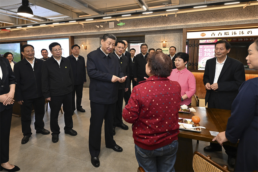 2024年4月22日下午，習近平在九龍坡區(qū)謝家灣街道民主村社區(qū)考察時，同正在社區(qū)食堂就餐的群眾親切交流。新華社記者 謝環(huán)馳 攝