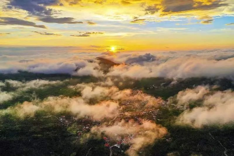 圖為云霧繚繞的軍營村，群山盡翠，紅瓦掩映。廈門市委宣傳部供圖