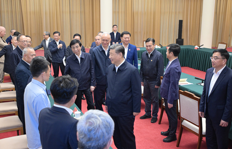 2024年5月23日，習(xí)近平總書記在山東省濟南市主持召開企業(yè)和專家座談會并發(fā)表重要講話。這是總書記同參會的企業(yè)和專家代表親切交流。
