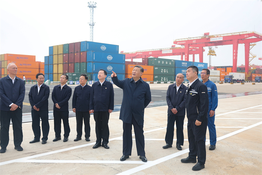 2024年5月22日至24日，中共中央總書記、國家主席、中央軍委主席習近平在山東考察。這是22日下午，習近平在日照港察看全自動化集裝箱碼頭作業(yè)場景。新華社記者 鞠鵬 攝