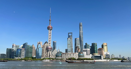 沿蘇州河遠(yuǎn)眺陸家嘴城市建筑群。人民網(wǎng) 馬作鵬 攝