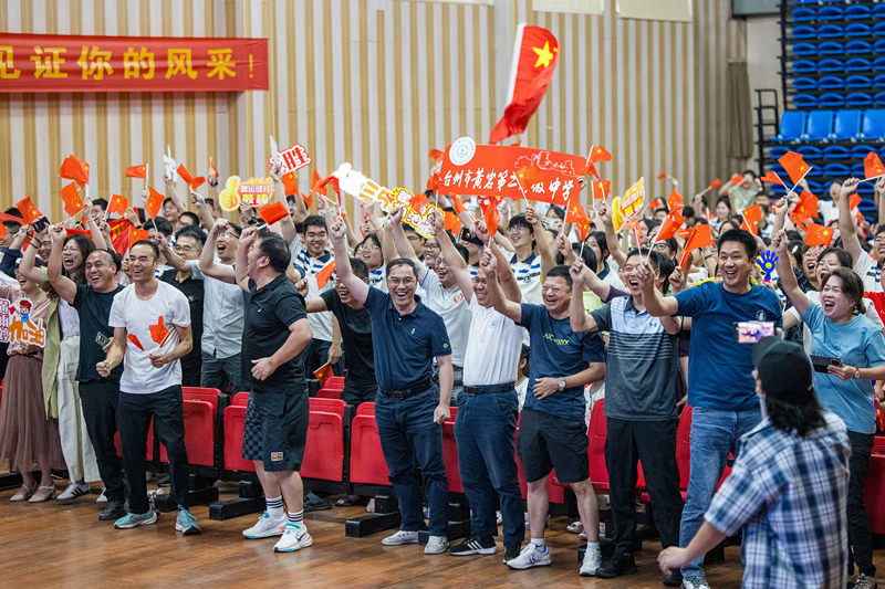 北京時間7月27日，2024年巴黎奧運(yùn)會首個比賽日，在射擊10米氣步槍混合團(tuán)體比賽中，中國選手黃雨婷/盛李豪獲得金牌。圖為黃雨婷的母校師生們通過收看奧運(yùn)直播的方式為她加油助威。
