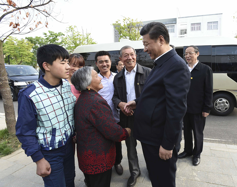 2016年4月25日，習(xí)近平在安徽省滁州市鳳陽縣小崗村看望當(dāng)年大包干帶頭人嚴金昌（右三）一家。
