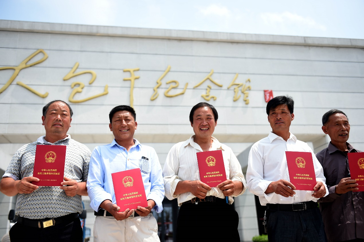 2015年7月8日,安徽省農(nóng)村土地承包經(jīng)營(yíng)權(quán)確權(quán)登記首批頒證啟動(dòng)儀式在鳳陽縣小崗村舉行，10多戶村民領(lǐng)到了《農(nóng)村土地承包經(jīng)營(yíng)權(quán)證》。新華社記者 劉軍喜 攝